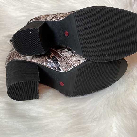 Blondo Waterproof by Snake Print Bootie Size 6 - Picture 4 of 6
